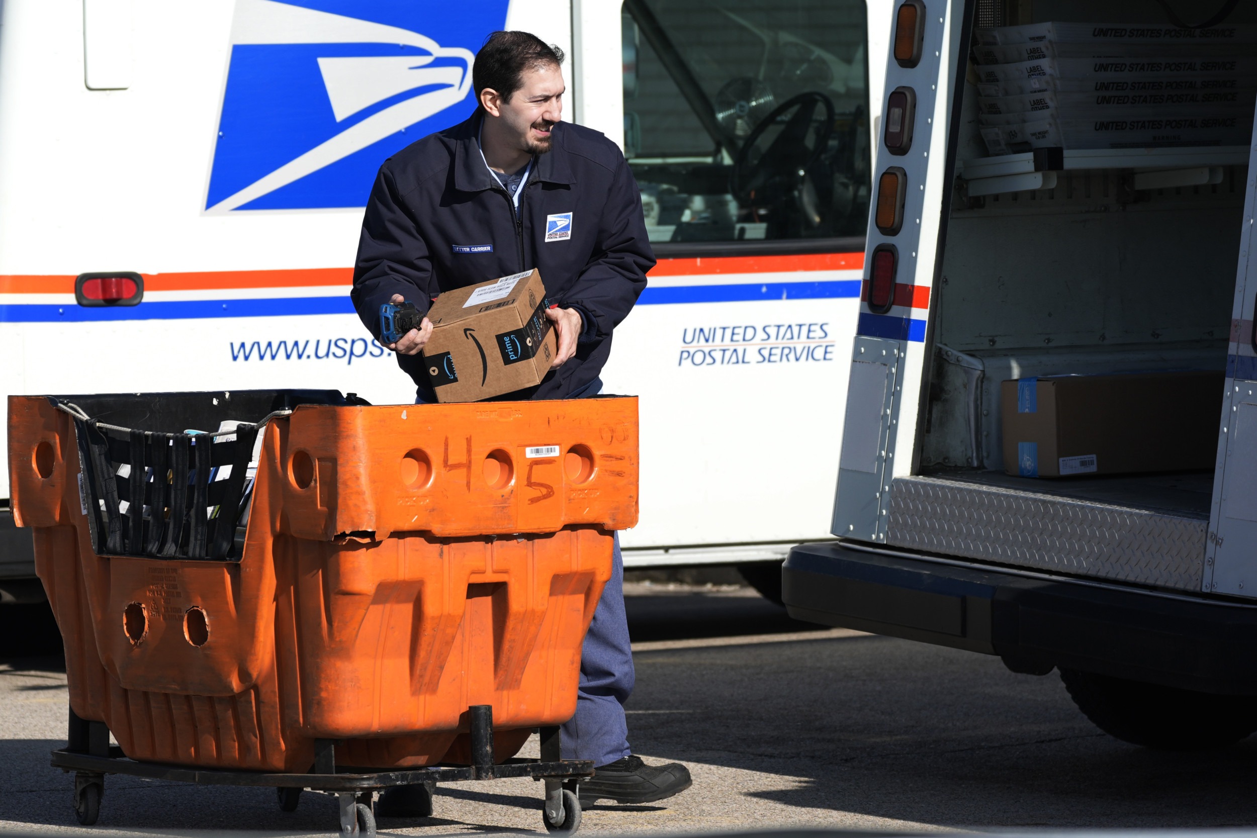 USPS Reverses Decision to Suspend Packages from China [Video]